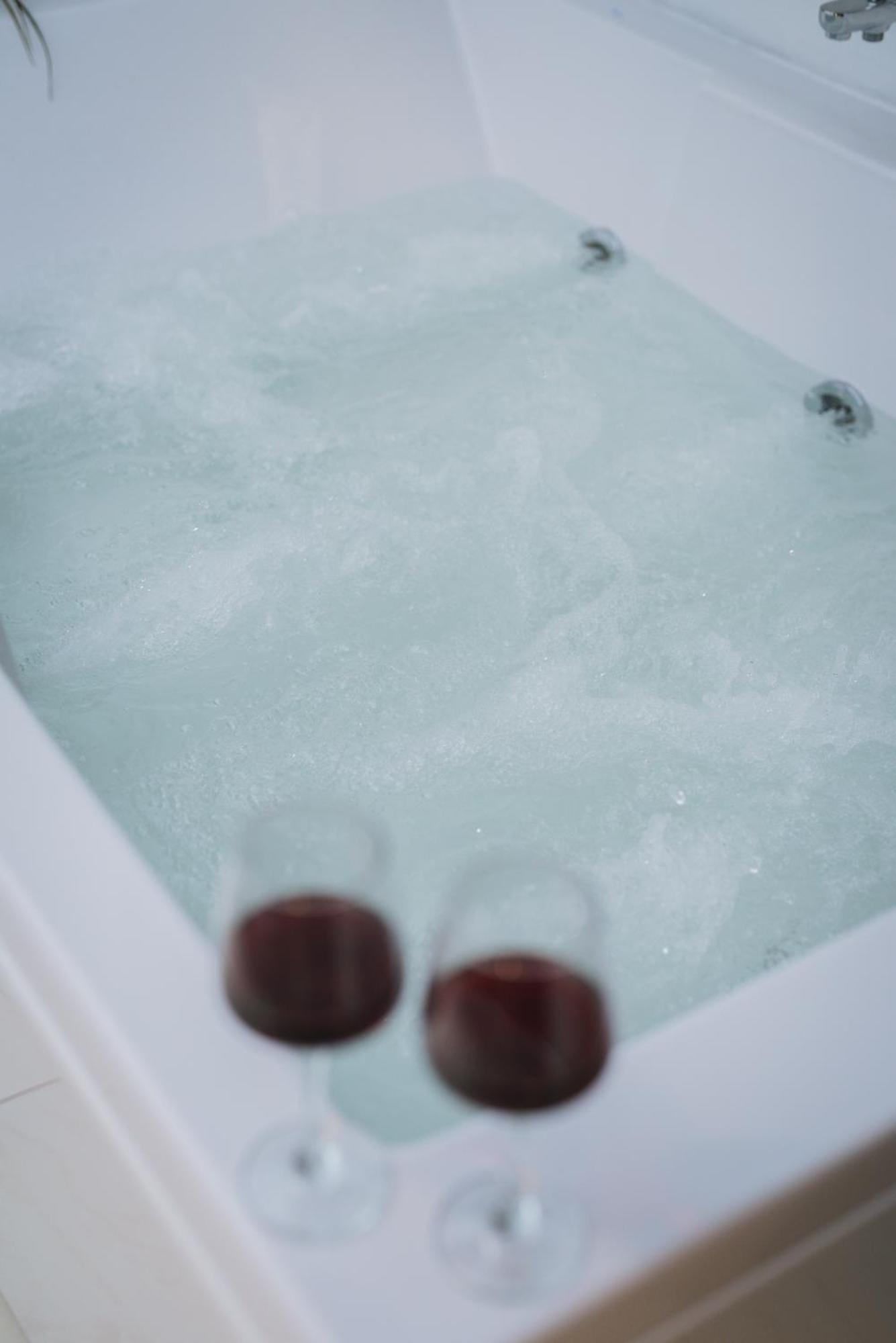 Stylish Apt W Jacuzzi, 5 Min To White Tower Salonicco Esterno foto