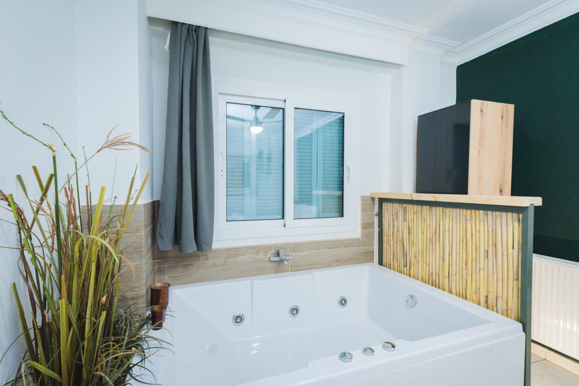 Stylish Apt W Jacuzzi, 5 Min To White Tower Salonicco Esterno foto